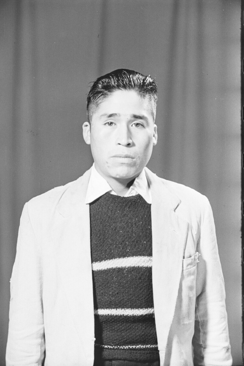 Retrato de estudio de Plano medio de Hombre con Traje mirando hacia el frente