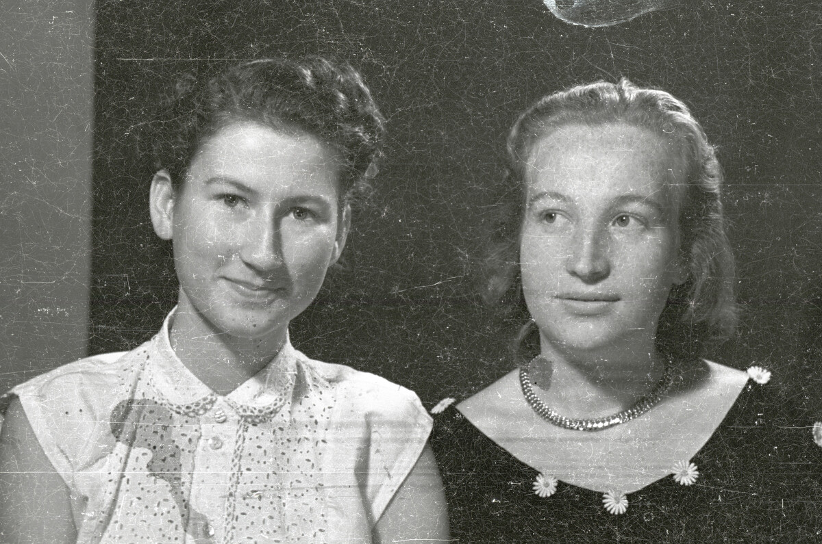Retrato de estudio de Plano medio de dos mujeres jóvenes posando juntas