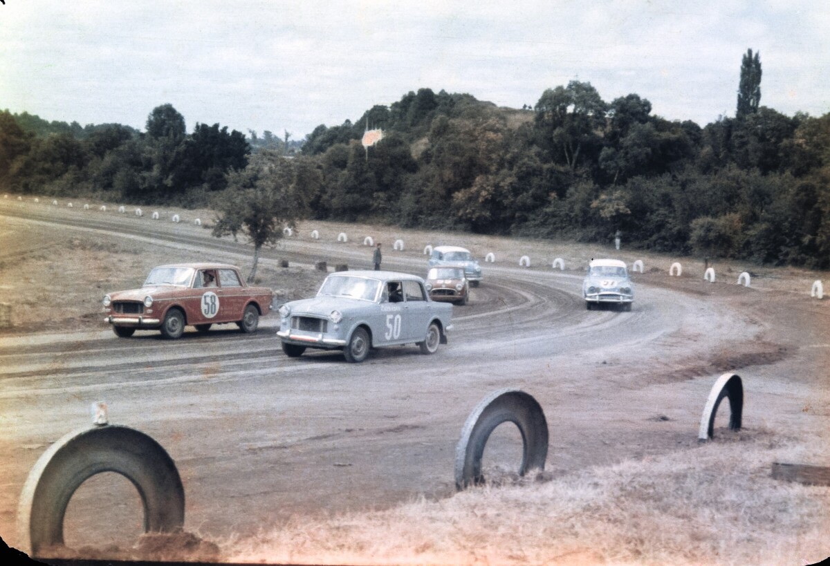 Plano entero de 5 autos de carrera en autódromo Vegas de Quilaco de La Unión