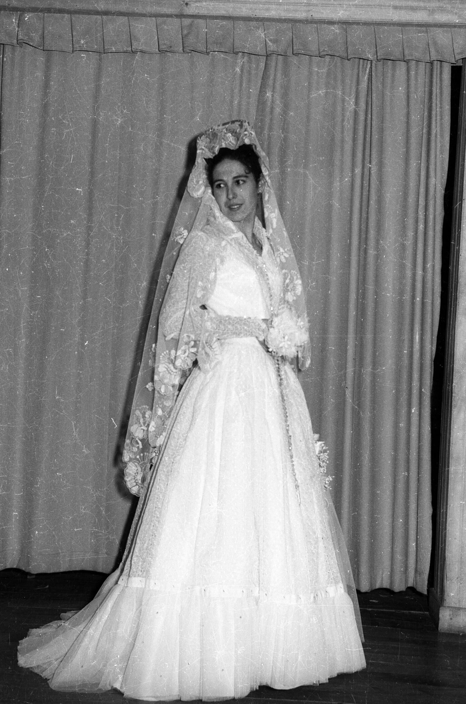 Retrato de estudio de Plano entero de novia de Medio perfil de pie mirando hacia atrás