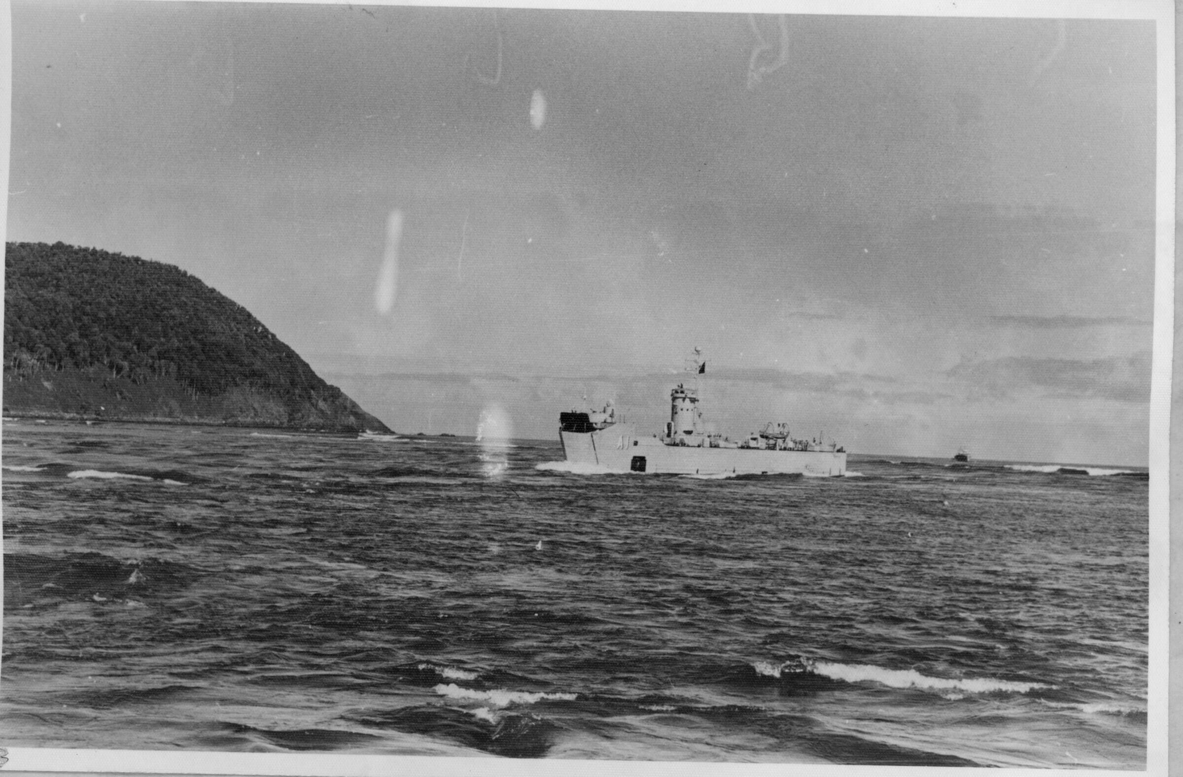 -plano general de la barcaza --Isaza-- navegando desde la barra hacia la rivera del RÍO Bueno-