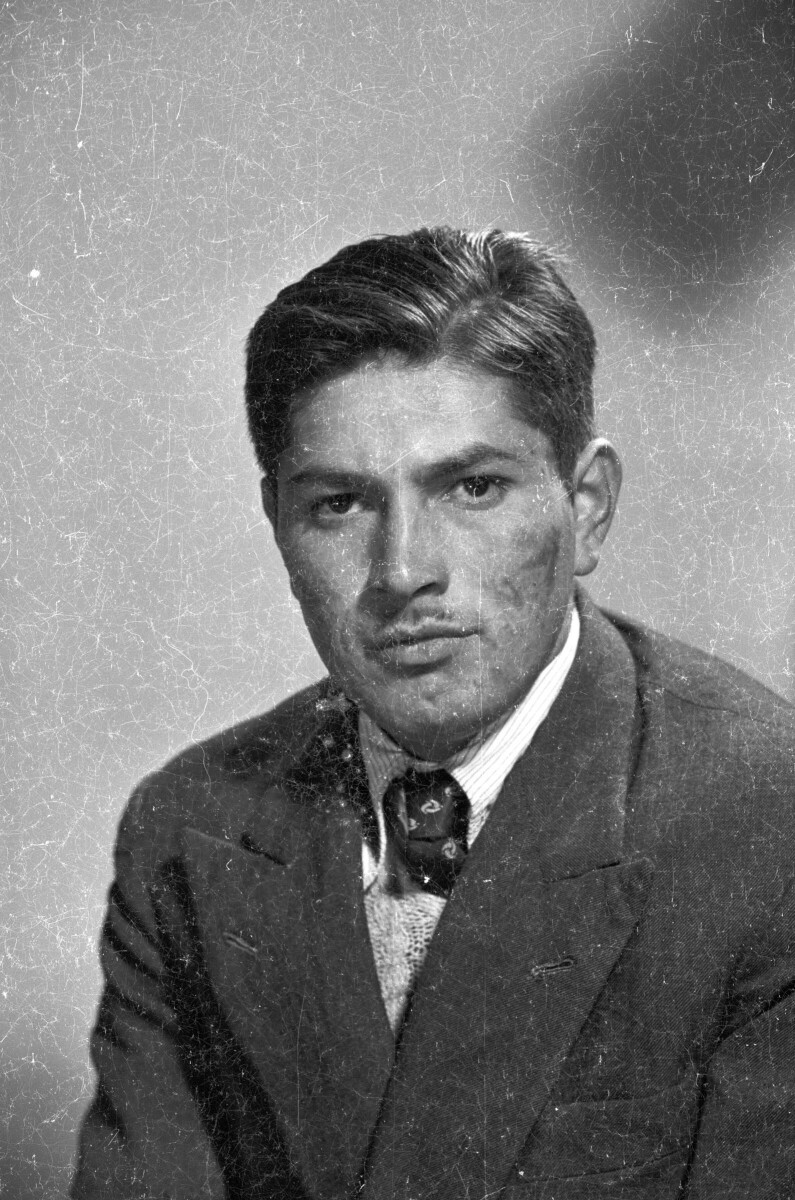 Retrato de estudio de Plano medio de un hombre de Traje, posando de frente