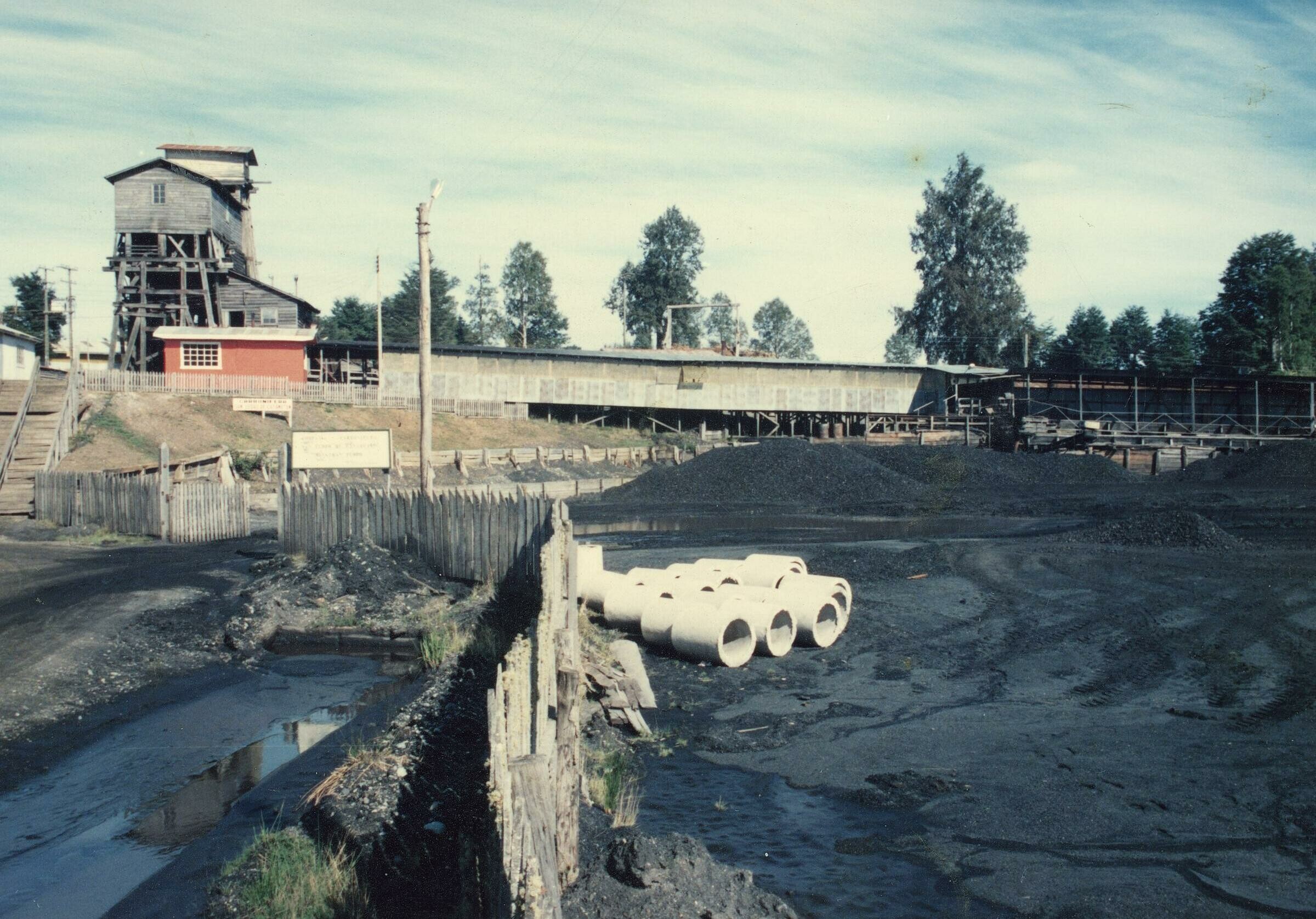 plano general de una caseta y carbón en las faenas de la Compañía carbonífera San Pedro de Catamutún.