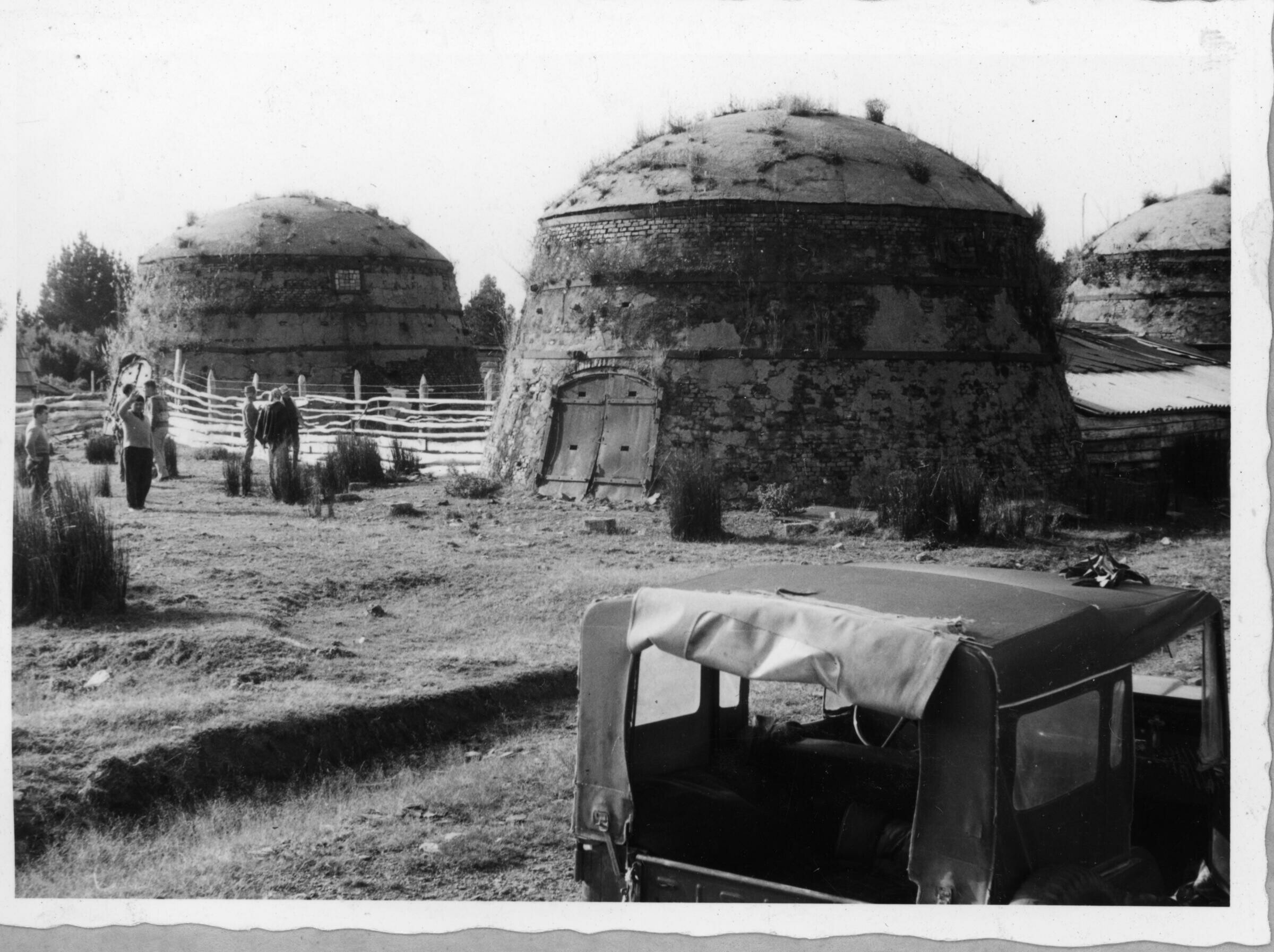 plano general de un grupo de personas observando unas estructuras no identificadas durante un paseo realizado desde Hueicolla hacia Corral