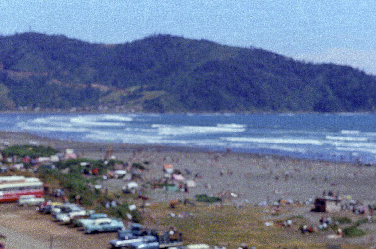 plano general de un grupo numeroso de veraneantes tomando el sol en la playa de Mehuín
