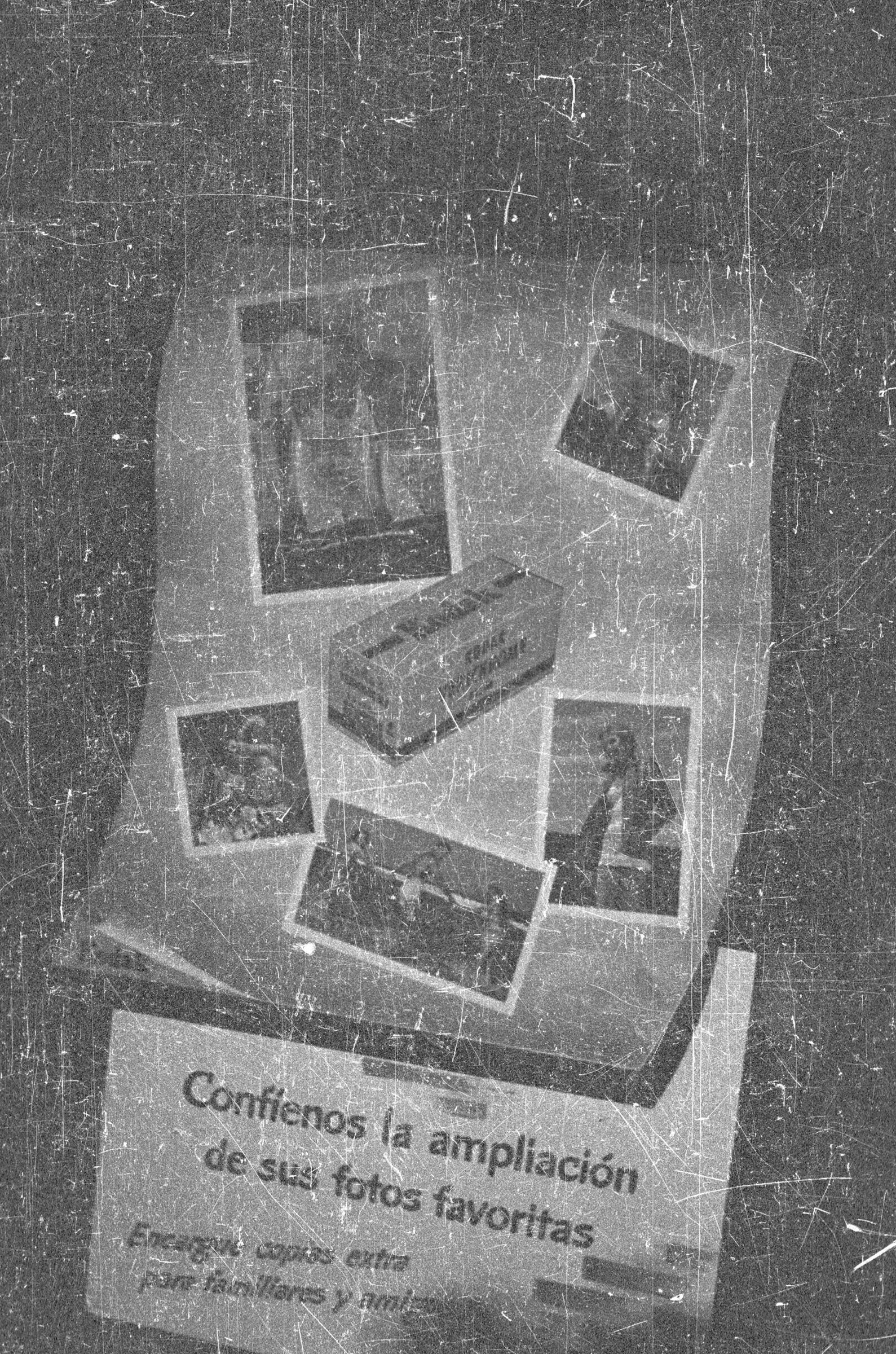 Plano entero de un afiche de Kodak, en la imagen se aprecian distintas fotografías acompañadas con la frase Confíenos la ampliación de sus fotos favoritas' pegado en un centro fotográfico