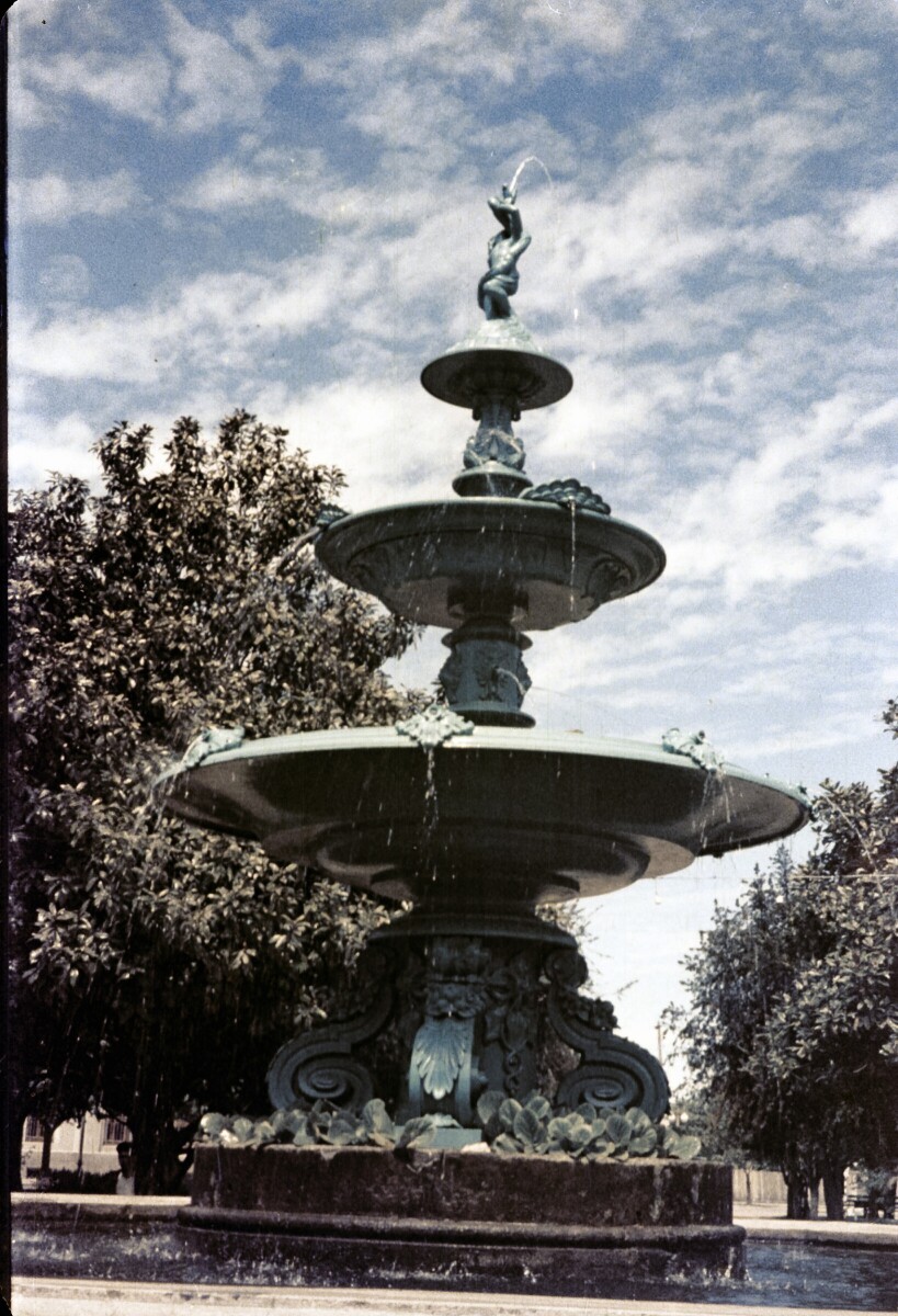 Plano entero de la pileta de agua en Plaza de la Concordia de La Unión