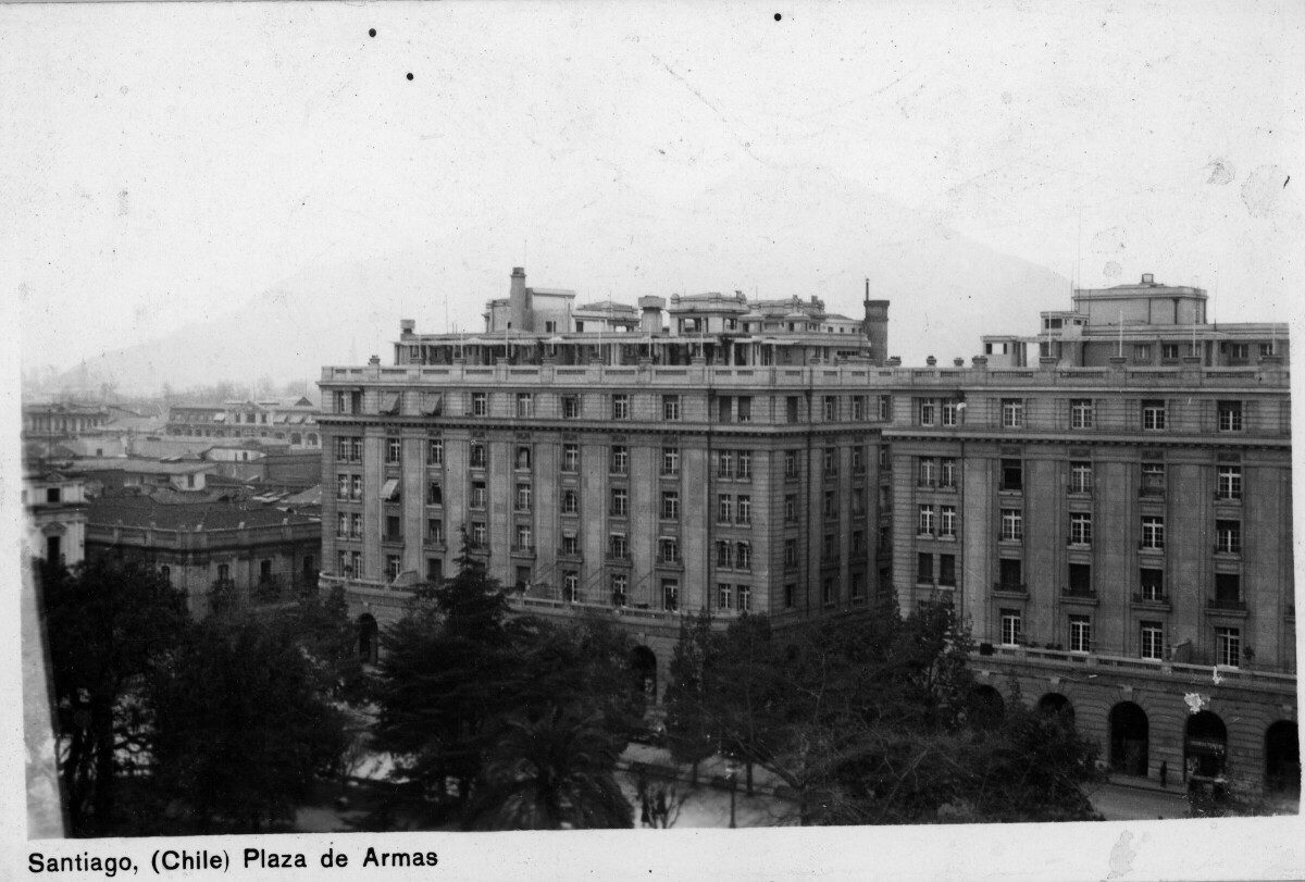 Postal de un edifico perteneciente a la plaza de Armas de Santiago