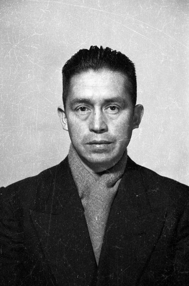 Retrato de estudio de Plano medio de Hombre con abrigo y bufanda mirando de frente