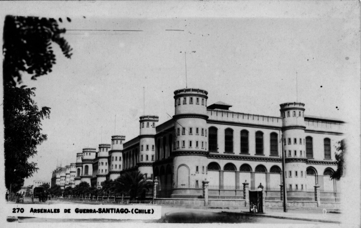 -Postal del edificio --arsenales de guerra-- en Santiago Chile.-