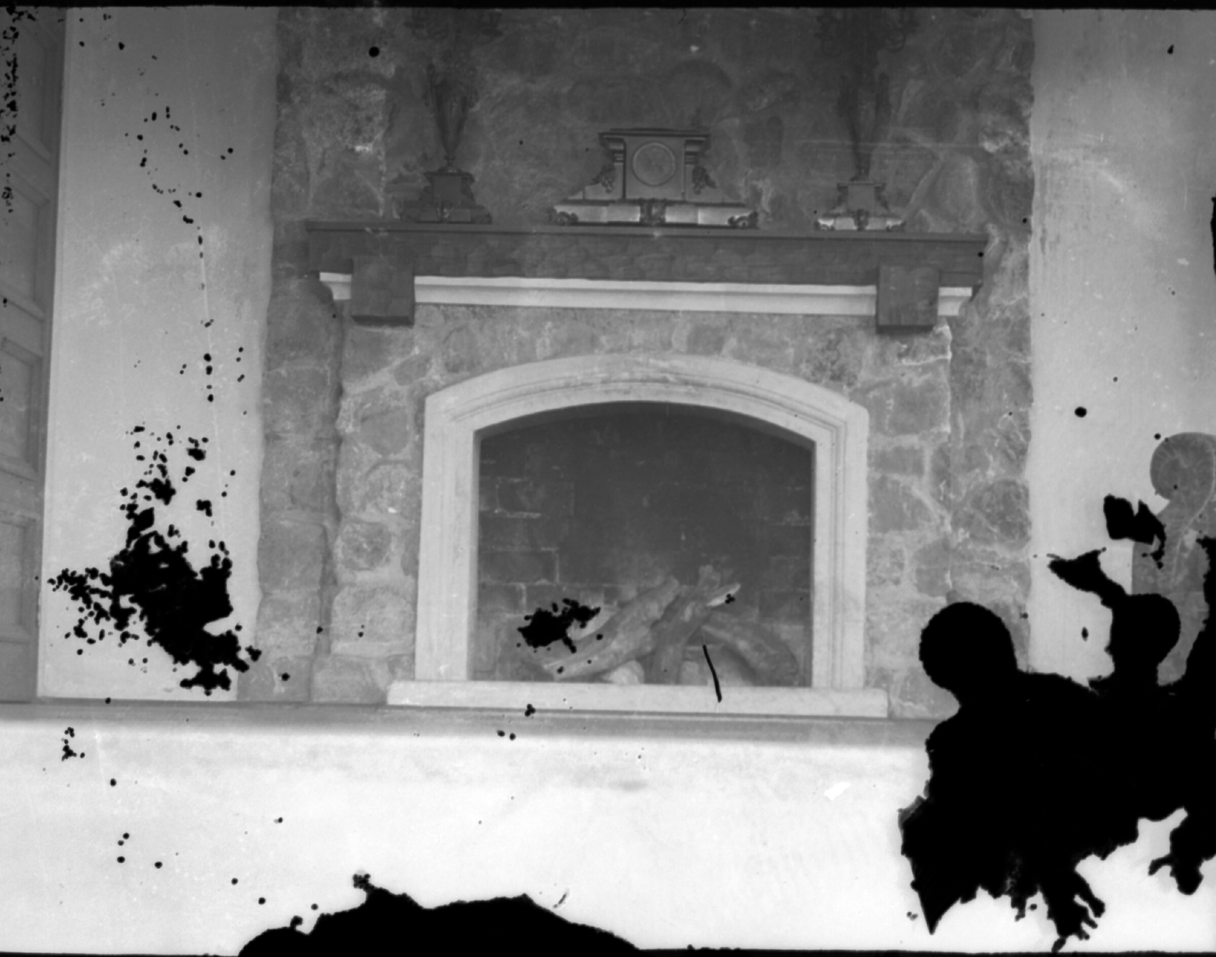 Plano general del interior de una casa y una chimenea de piedra