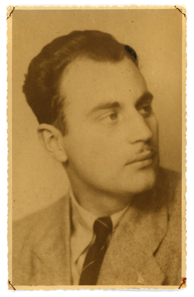 Retrato plano medio de hombre adulto de terno y corbata mirando hacia un lado del cuadro.