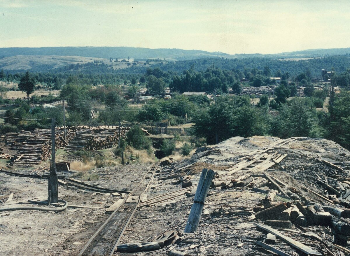 plano general de un riel cruzando lo alto de un cerro ubicado en la Compañía carbonífera San Pedro de Catamutún