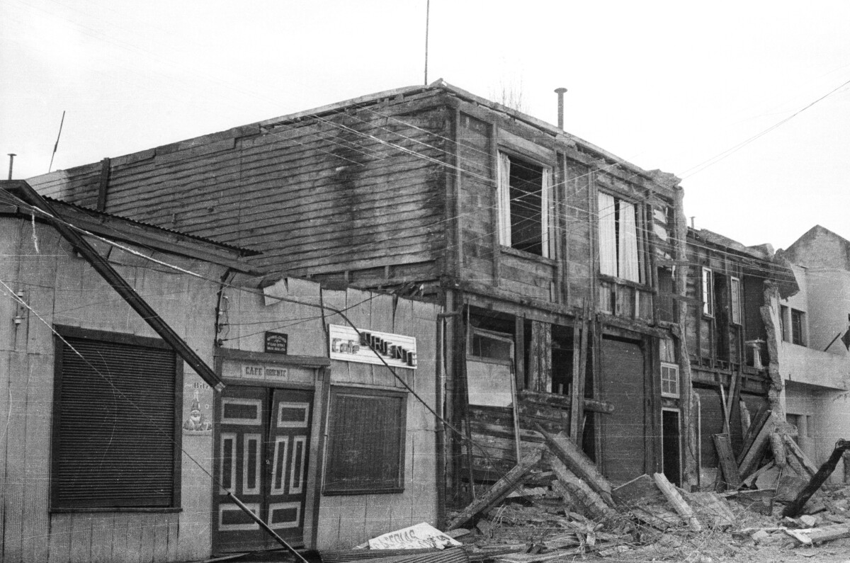 Plano general de escombros en las afueras de locales comerciales, los cuales están dañados producto del terremoto del 60'