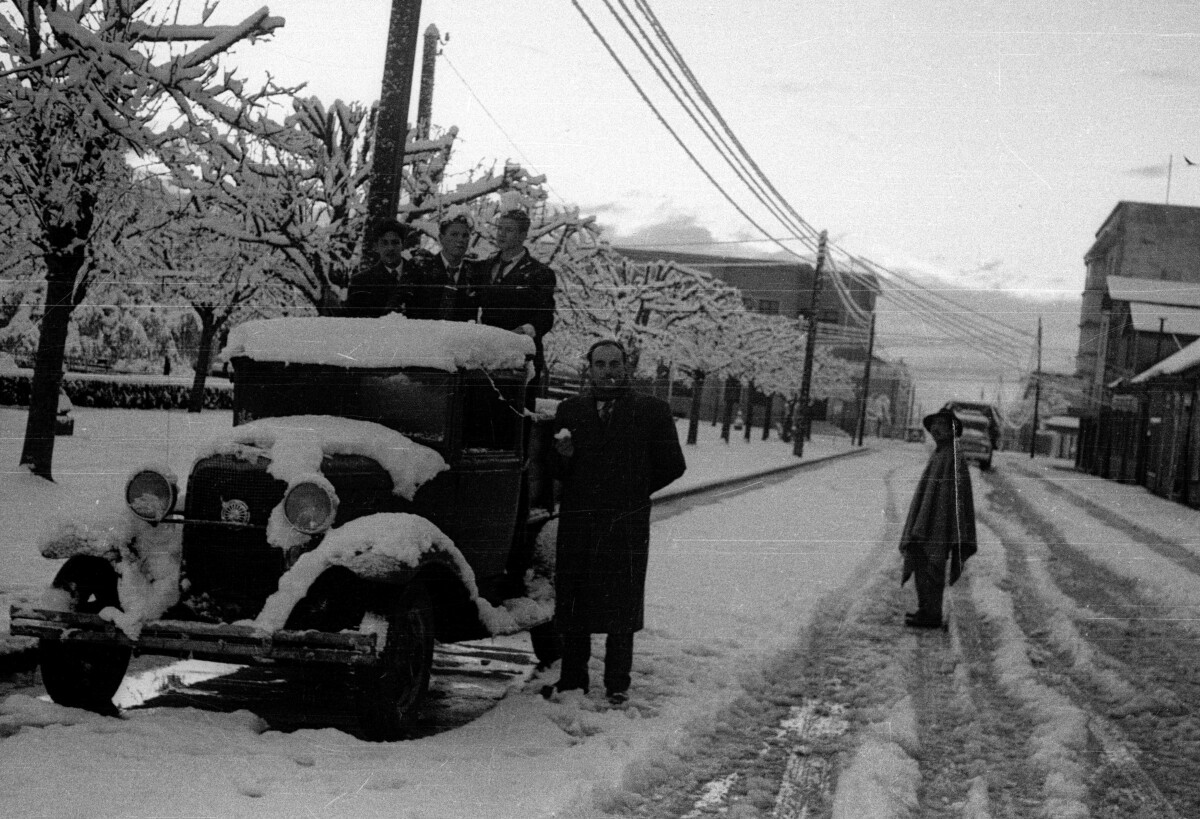 Grupo de Hombres Posando en la Nieve sobre una Camioneta ...
