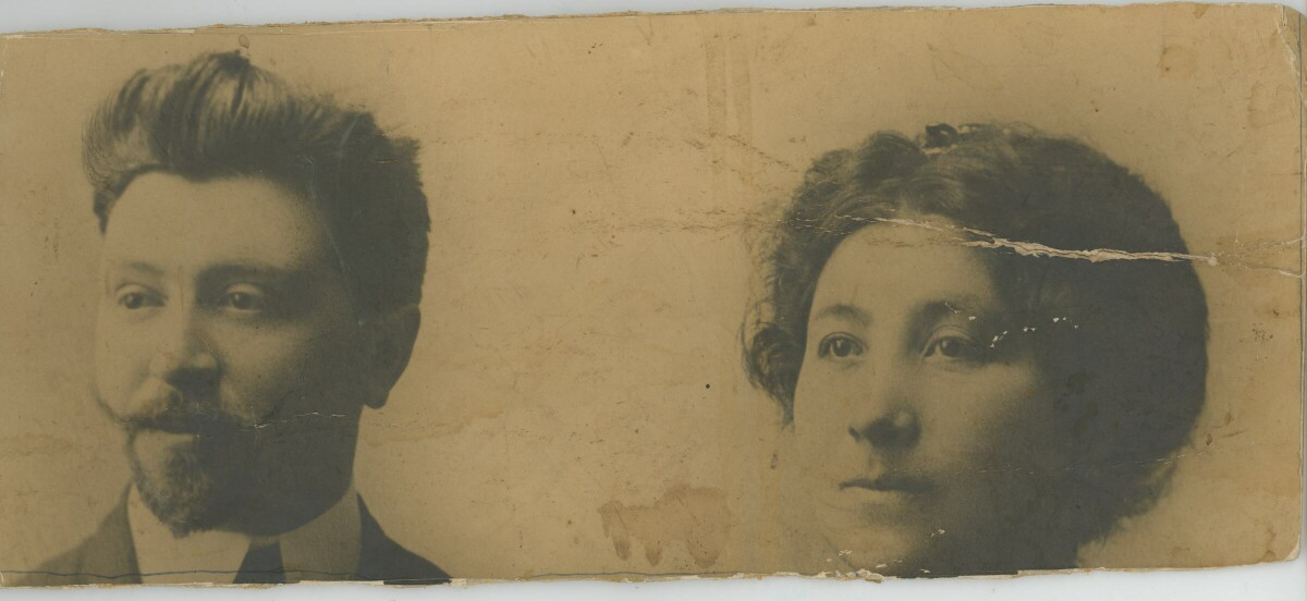 Retrato de plano medio largo  de un hombre y una mujer posando de Medio perfil. La imagen solo muestra sus rostros