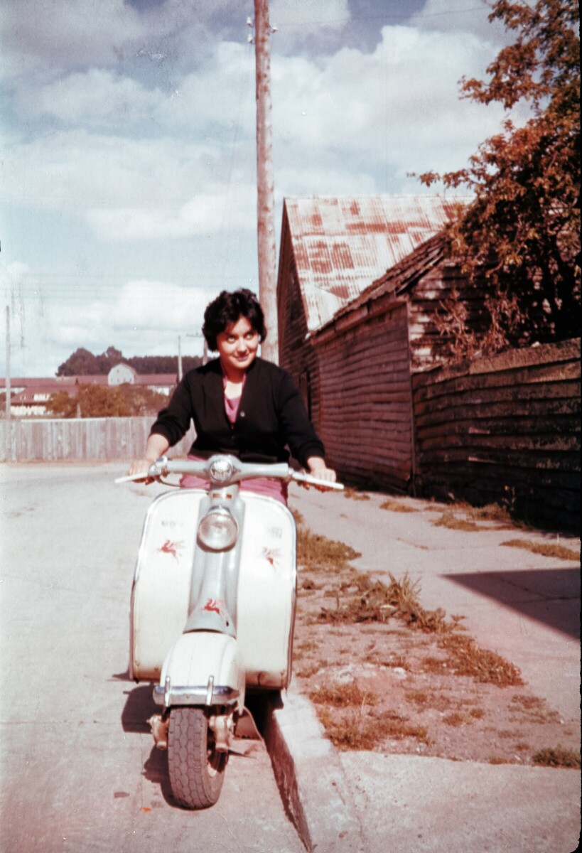 Retrato de plano entero de Mujer montando una motocicleta estacionada en calle Angamos de La Unión
