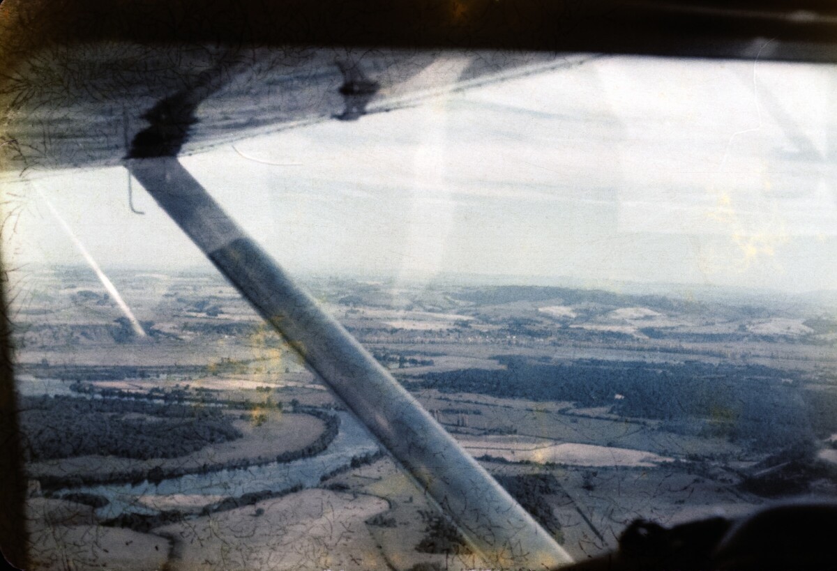 vista aérea de un lugar poblado de árboles donde cruza un río. Imagen capturada desde una avioneta