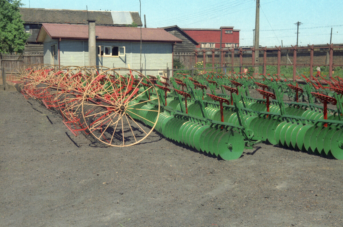 plano general de un patio lleno de discos de arados y otras herramientas de ganadería. lugar no identificado