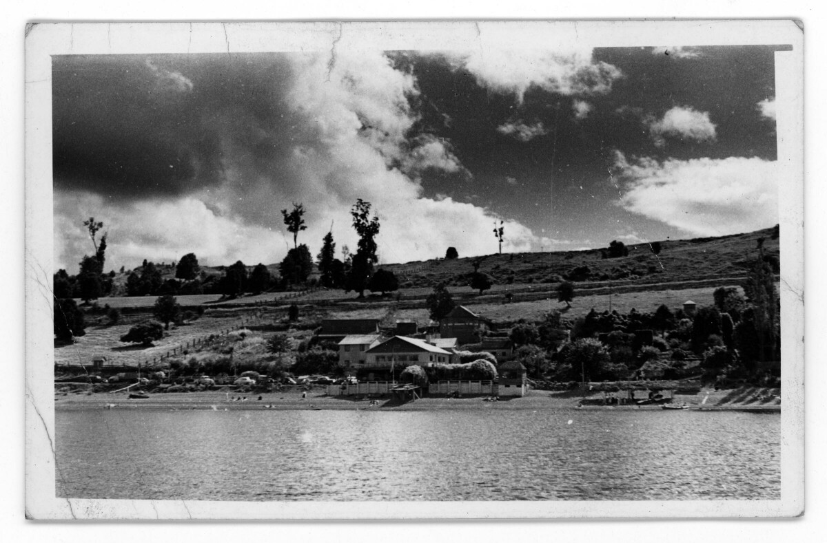 Vista general del Hotel Puerto Nuevo desde el Lago Ranco