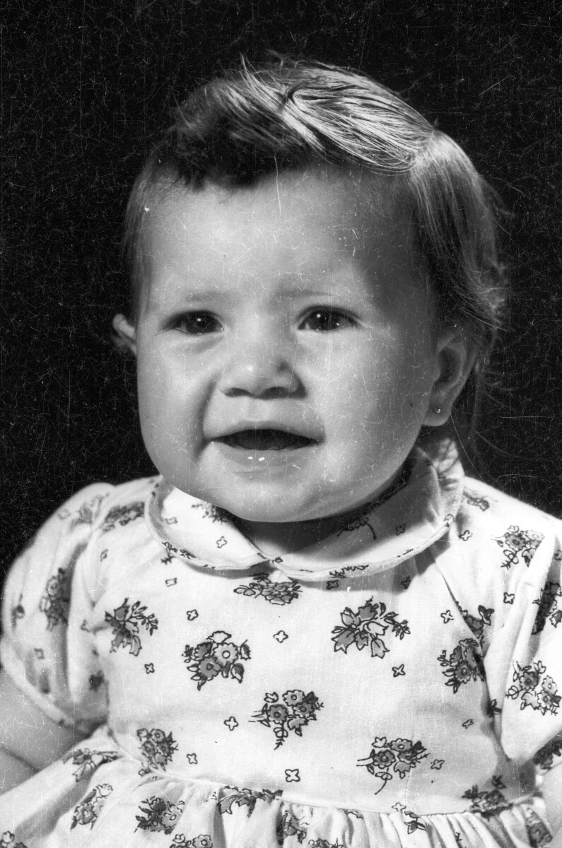Retrato de estudio de Plano medio de un bebé con Vestido posando de Medio perfil