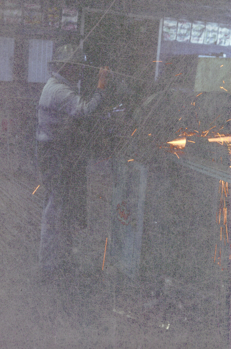 plano general de un Hombre trabajando con una herramienta no identificada. lugar no identificado