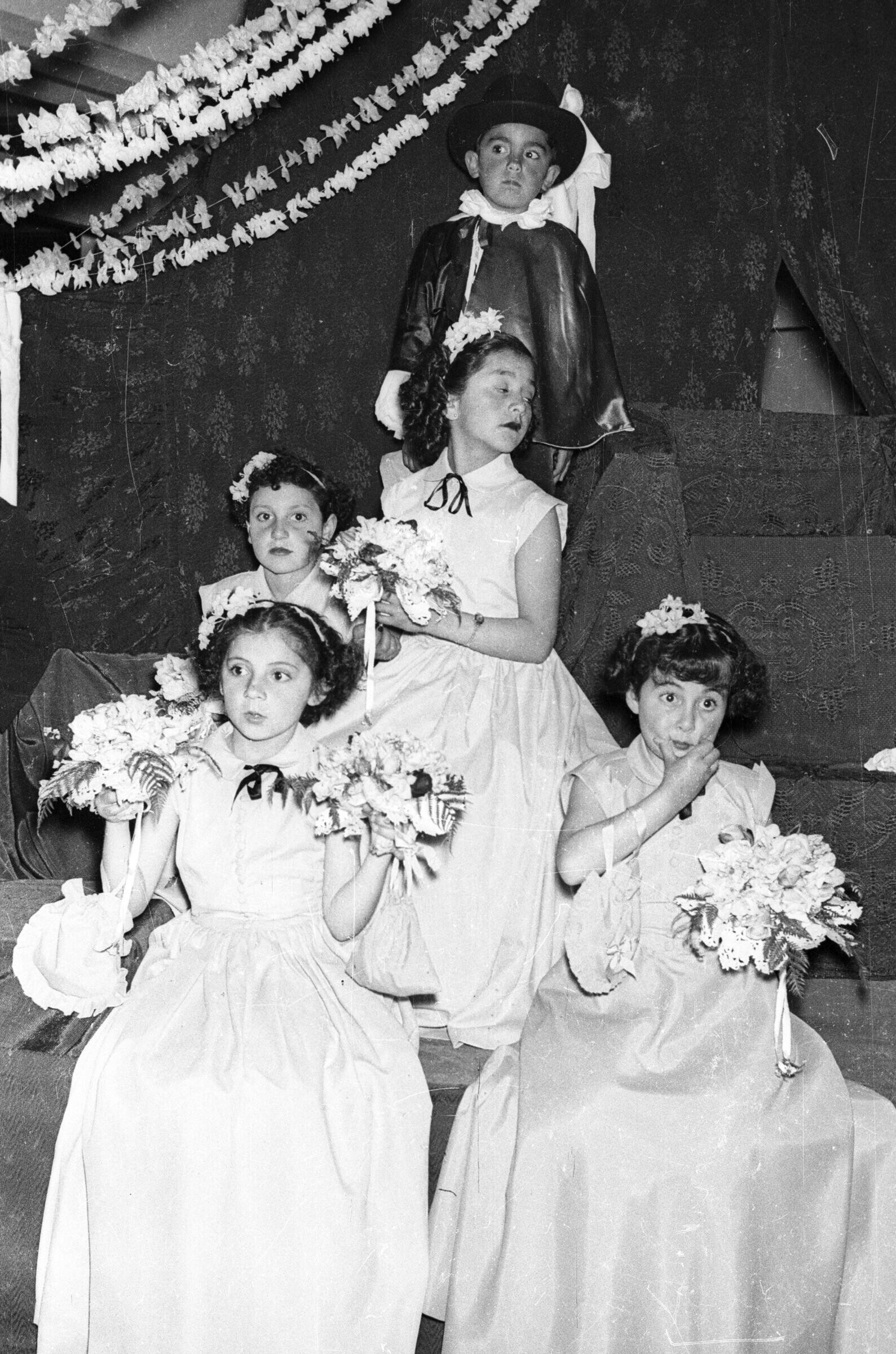 Plano entero de cuatro niñas y un niño sentados en una