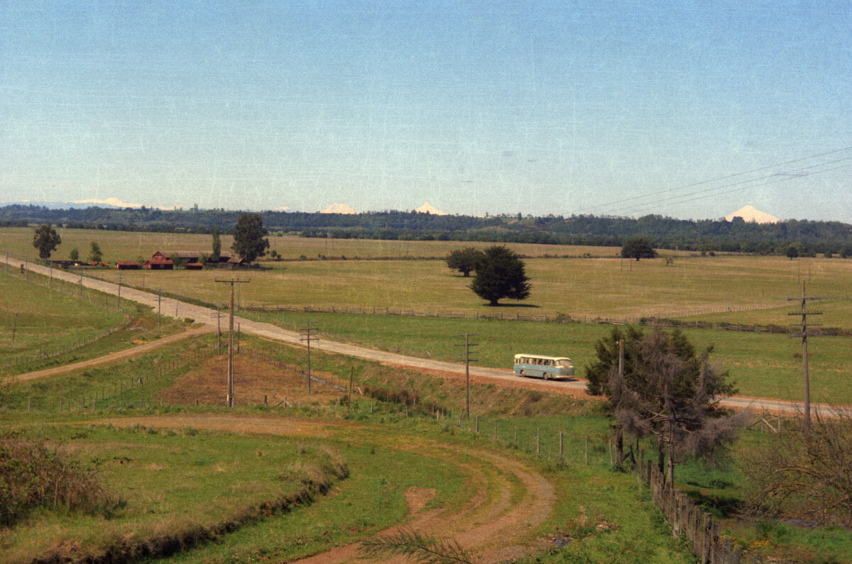 Plano general de un bus recorriendo un camino no pavimentado en la entrada de La Unión