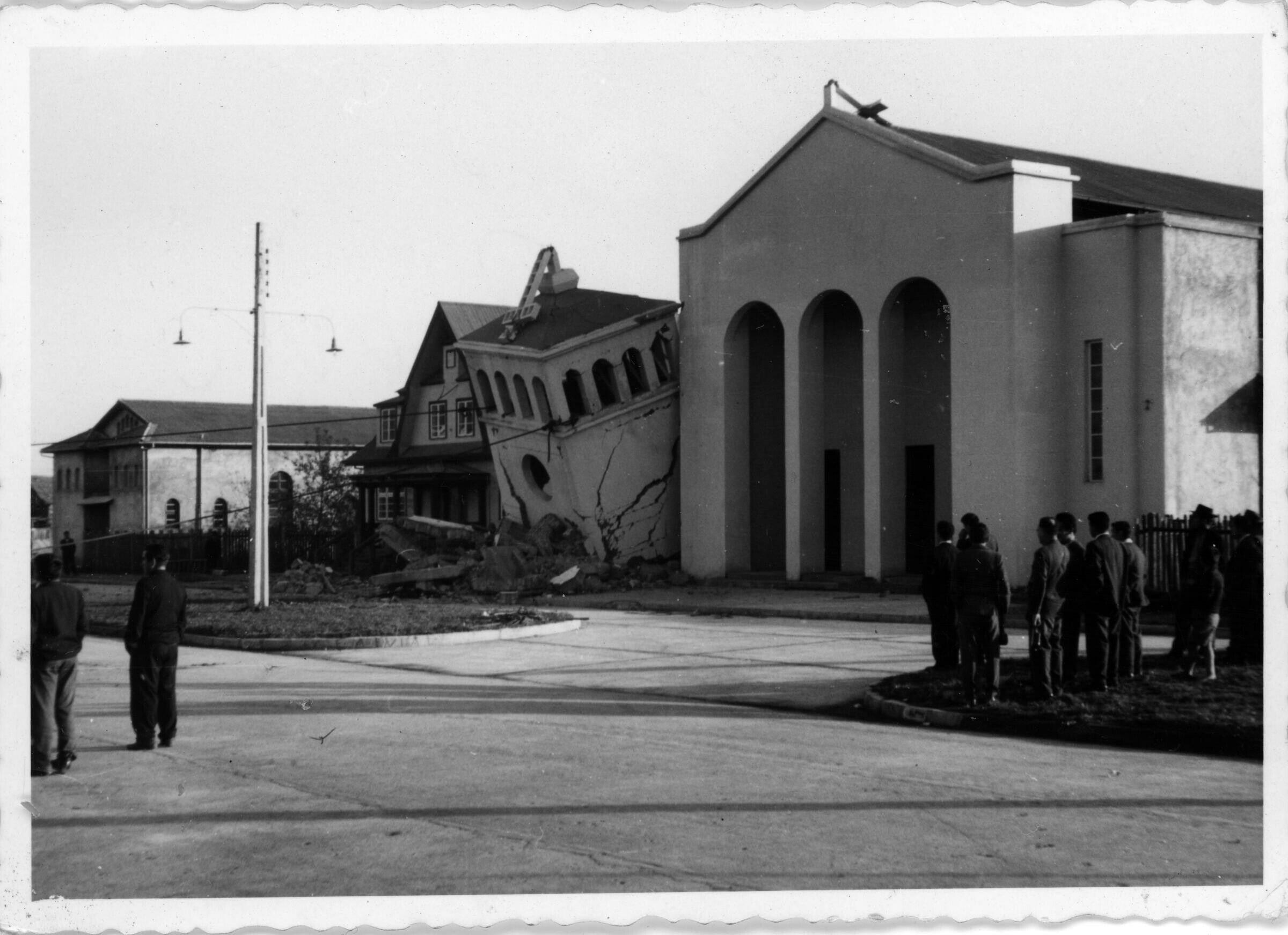 Plano general de la parroquia Inmaculada Concepción de Rio Bueno. Se puede observar la torre lateral derrumbada por el terremoto de 1960 y un grupo de personas reunidas en la esquina
