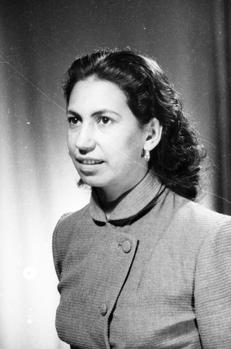 Retrato de estudio de Plano medio de una mujer con abrigo, posando de Medio perfil