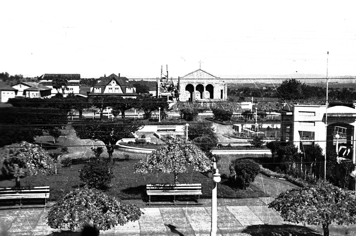 Vista desde un punto alto, hacia la plaza de armas de RÍO bueno.