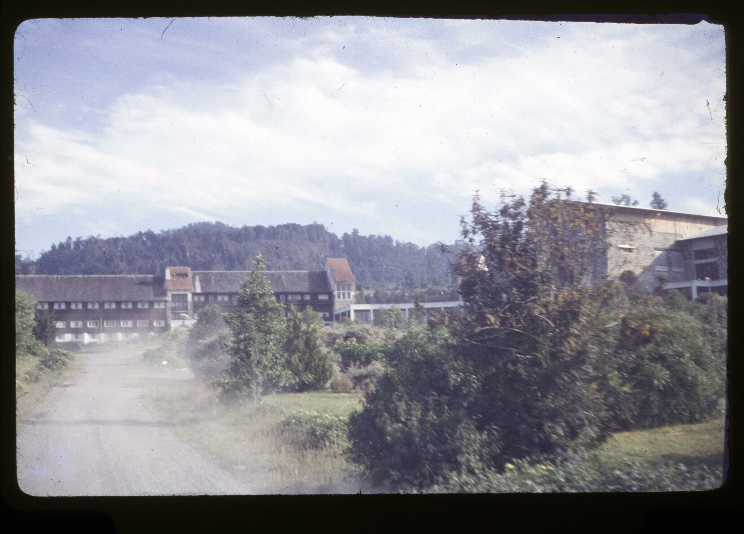 Plano entero de un camino hacia un edificio no identificado de tres pisos