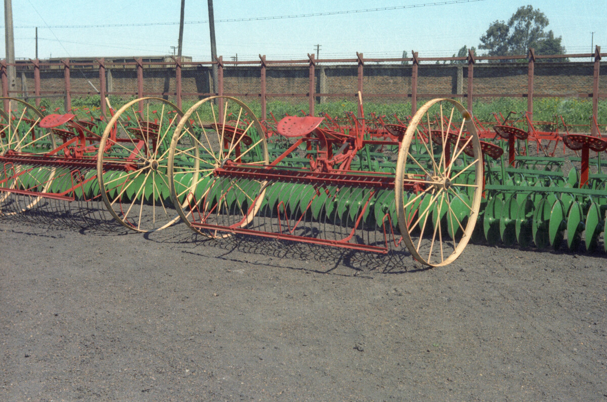 plano general de un disco de arado ubicado en un patio. lugar no identificado