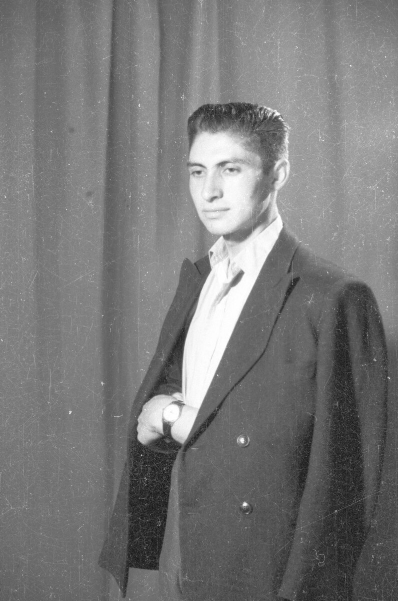 Retrato de estudio de Plano medio largo de un hombre posando de Medio perfil, con su chaqueta puesta sobre los hombros