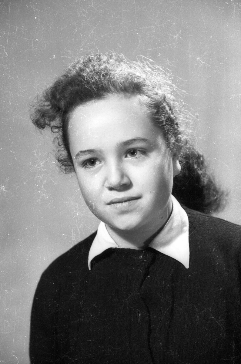 Retrato de estudio de Plano medio de una mujer joven posando de Medio perfil. Lleva puesto su uniforme escolar