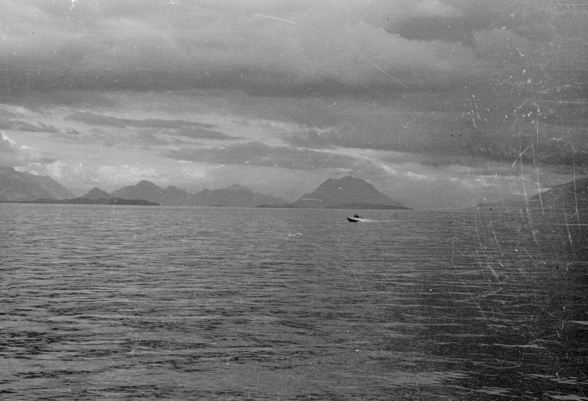 Plano general de lancha cruzando Lago Ranco