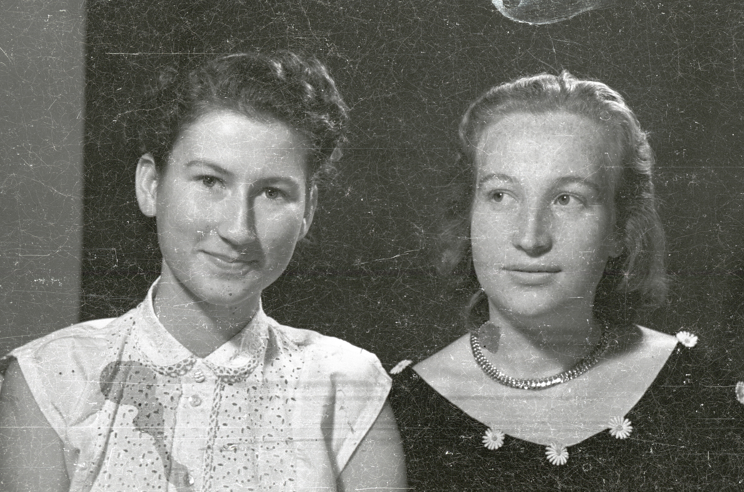 Retrato de estudio de Plano medio de dos mujeres jóvenes posando juntas