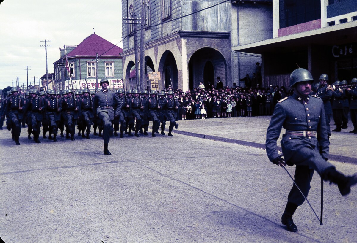 Plano entero de militares desfilando en calle Prat frente a plaza de la Concordia de La Unión