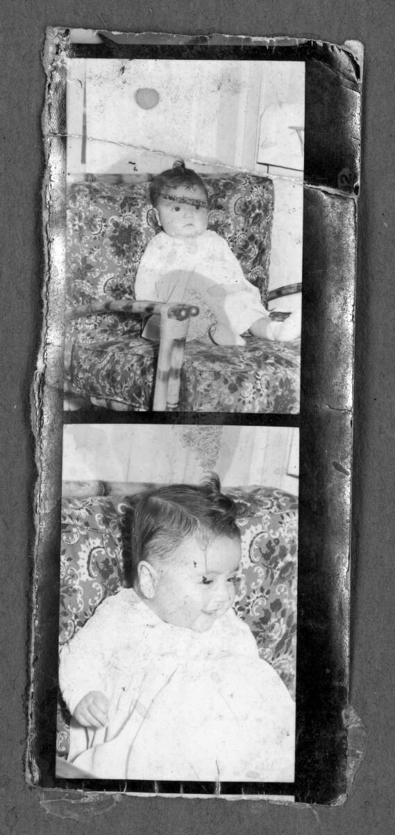 Tira de contacto con dos fotografías retrato de un bebé sentado en un asiento floreado.