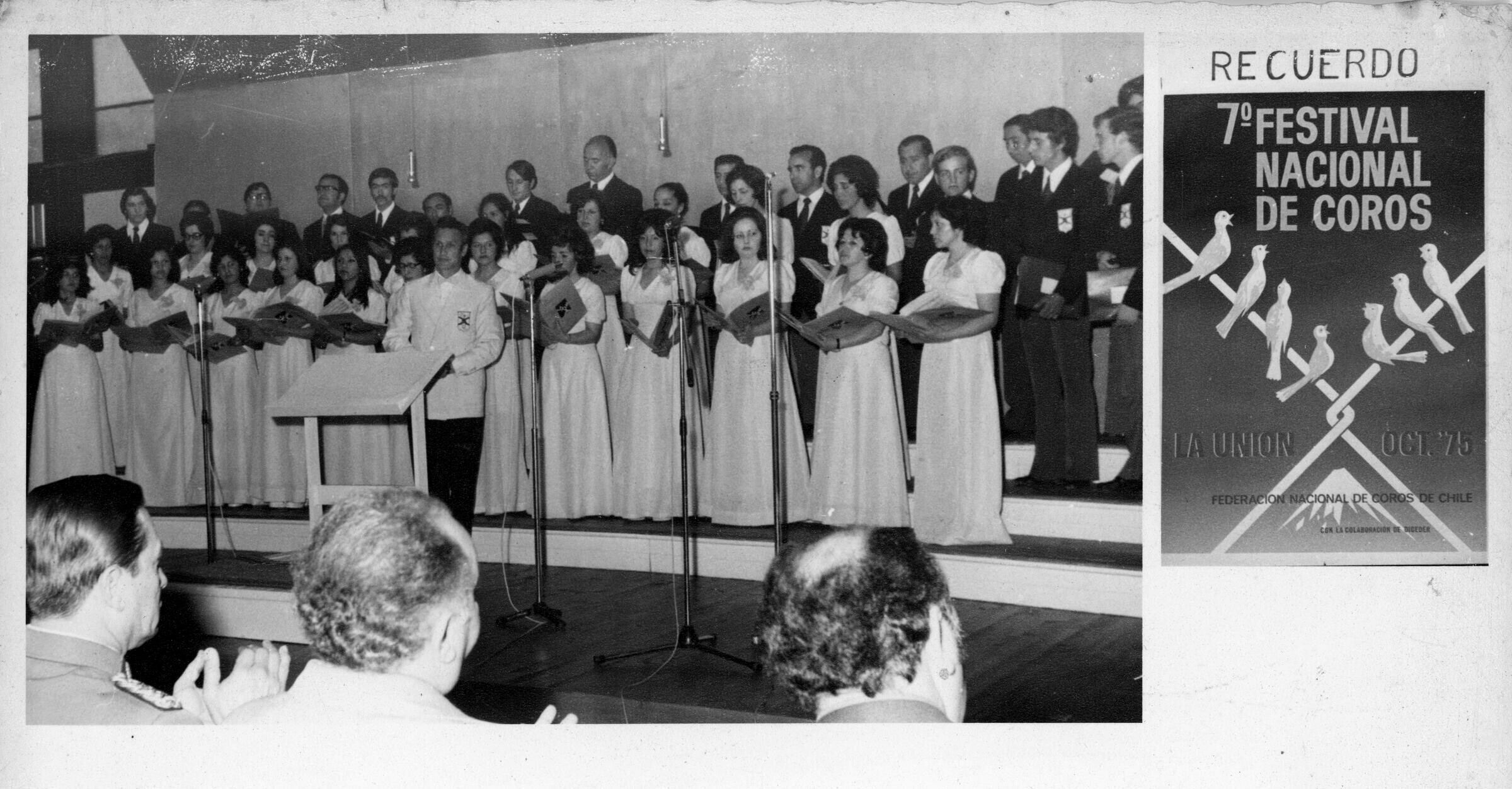 Plano general de un grupo coral cantando sobre una tarima. Está compuesto por Hombres y Mujeres quienes están formados en tres hileras junto al Director del coro, Alfredo von Edelsberg. 

Se encuentran en el VII festival de coros, celebrado en La Unión por la federación de coros de Chile