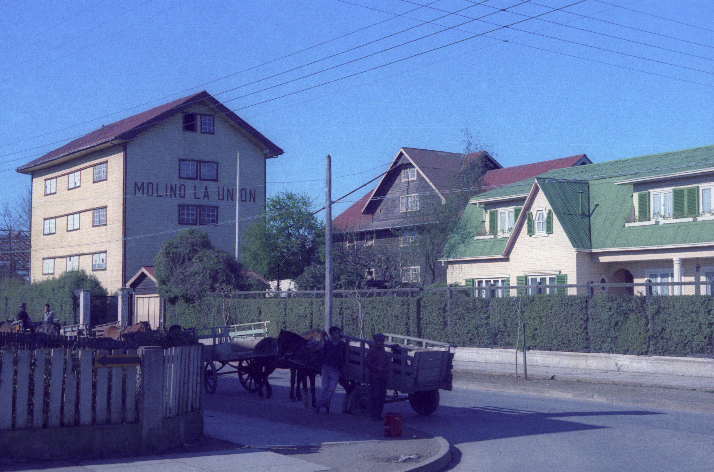 Vista general hacia el Molino La Unión en calle Riquelme, en la esquina se ve el paredero de carretones