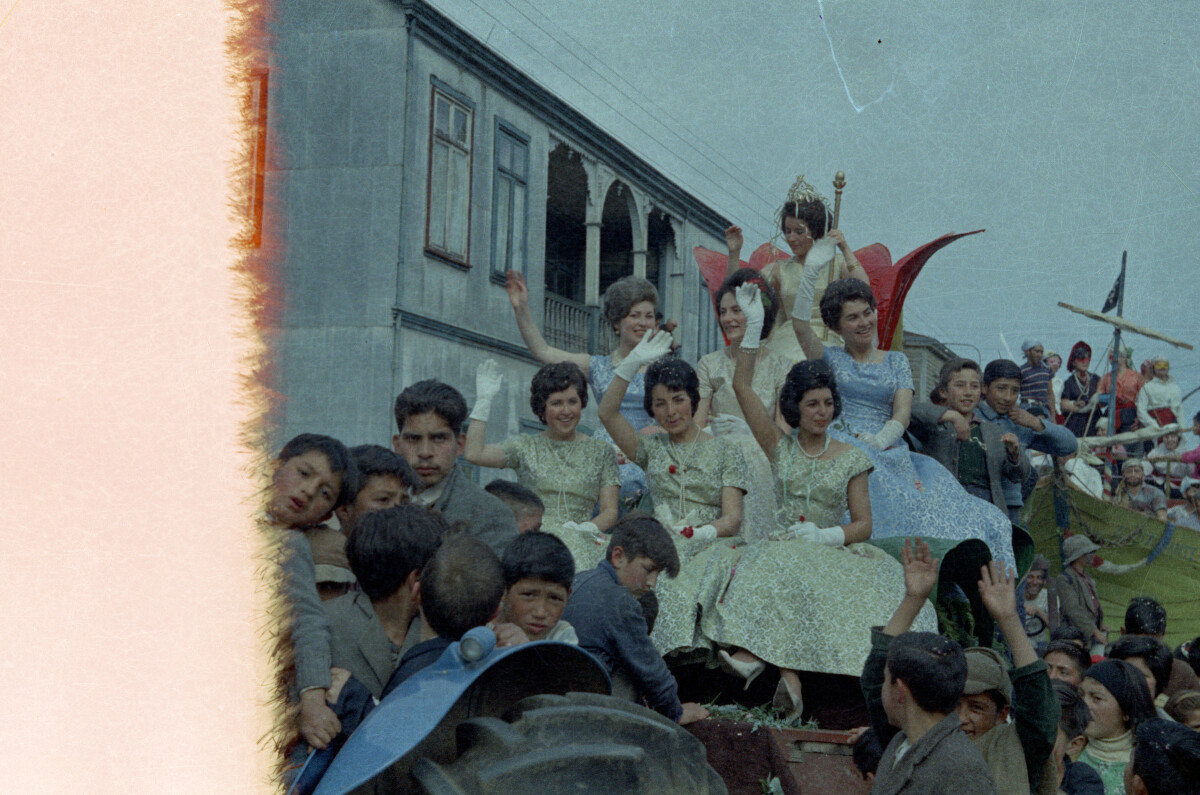 plano general de la reina de la primavera y un grupo de mujeres saludando desde un carro alegórico mientras pasean por las calles de la Unión