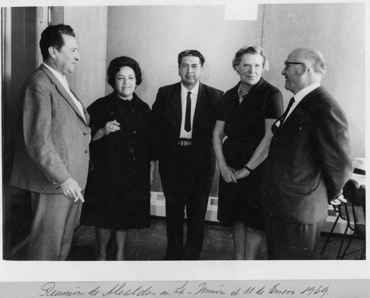 plano general de un grupo de alcaldes reunidos. La segunda mujer de izquierda a derecha, es Olga Boettcher, gobernadora de La Unión. Se encuentran en el interior de una infraestructura no identificada, durante una reunión