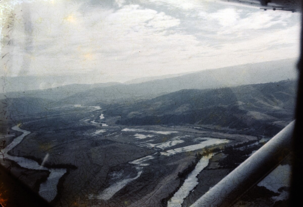 vista aérea de un paisaje con ríos y prados