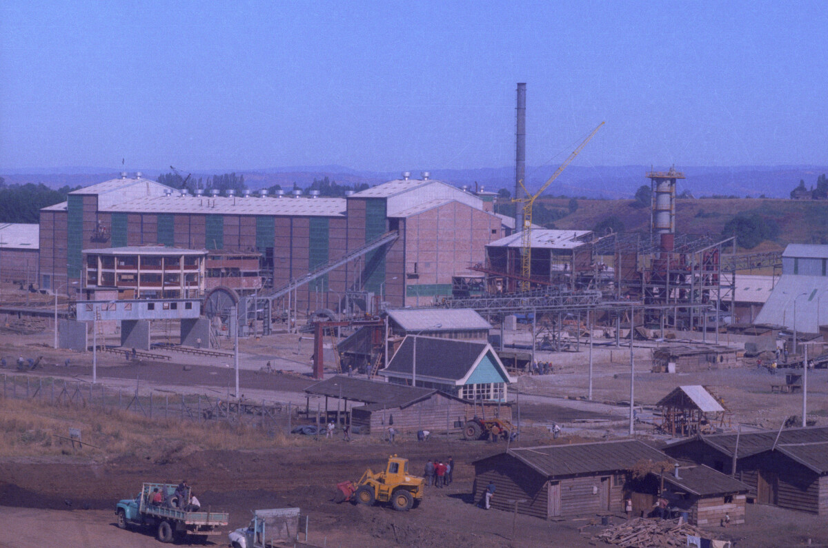 plano general de un grupo de personas trabajando en sus maquinarias en el interior de las instalaciones de Iansa