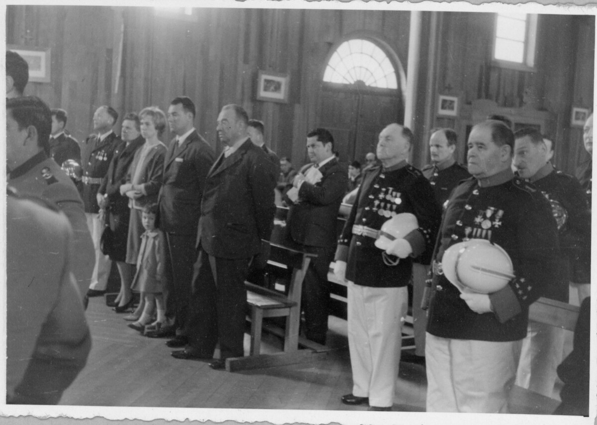 plano general de un grupo de bomberos, Hombres, Mujeres y Olga Boettcher, en el costado izquierdo, parados junto a sus bancas durante el Te Deum de fiestas patrias, el cual fue realizado en el interior de la Parroquia San José