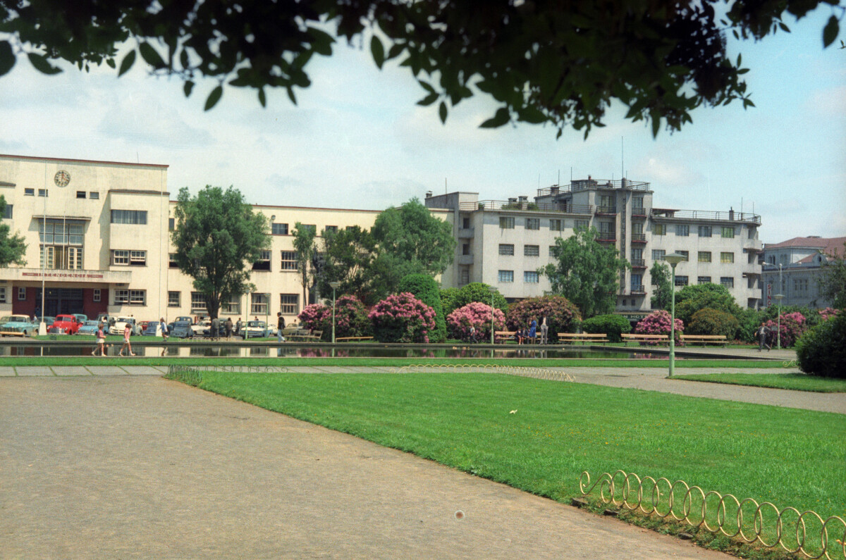 Plano general de la plaza de armas de Osorno. En el fondo se pueden observar los edificios que la rodean