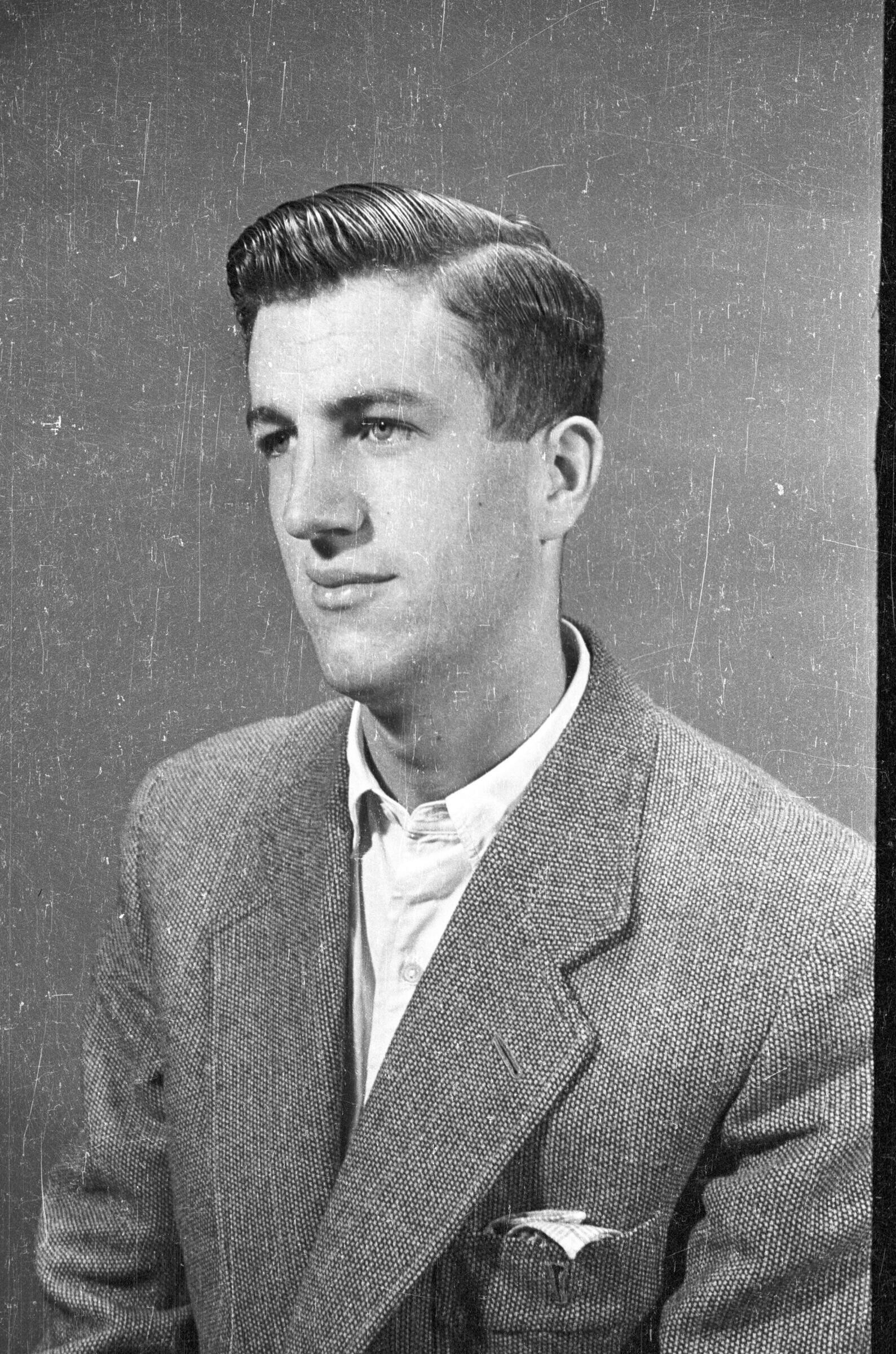 Retrato de plano medio de hombre posando de medio perfil