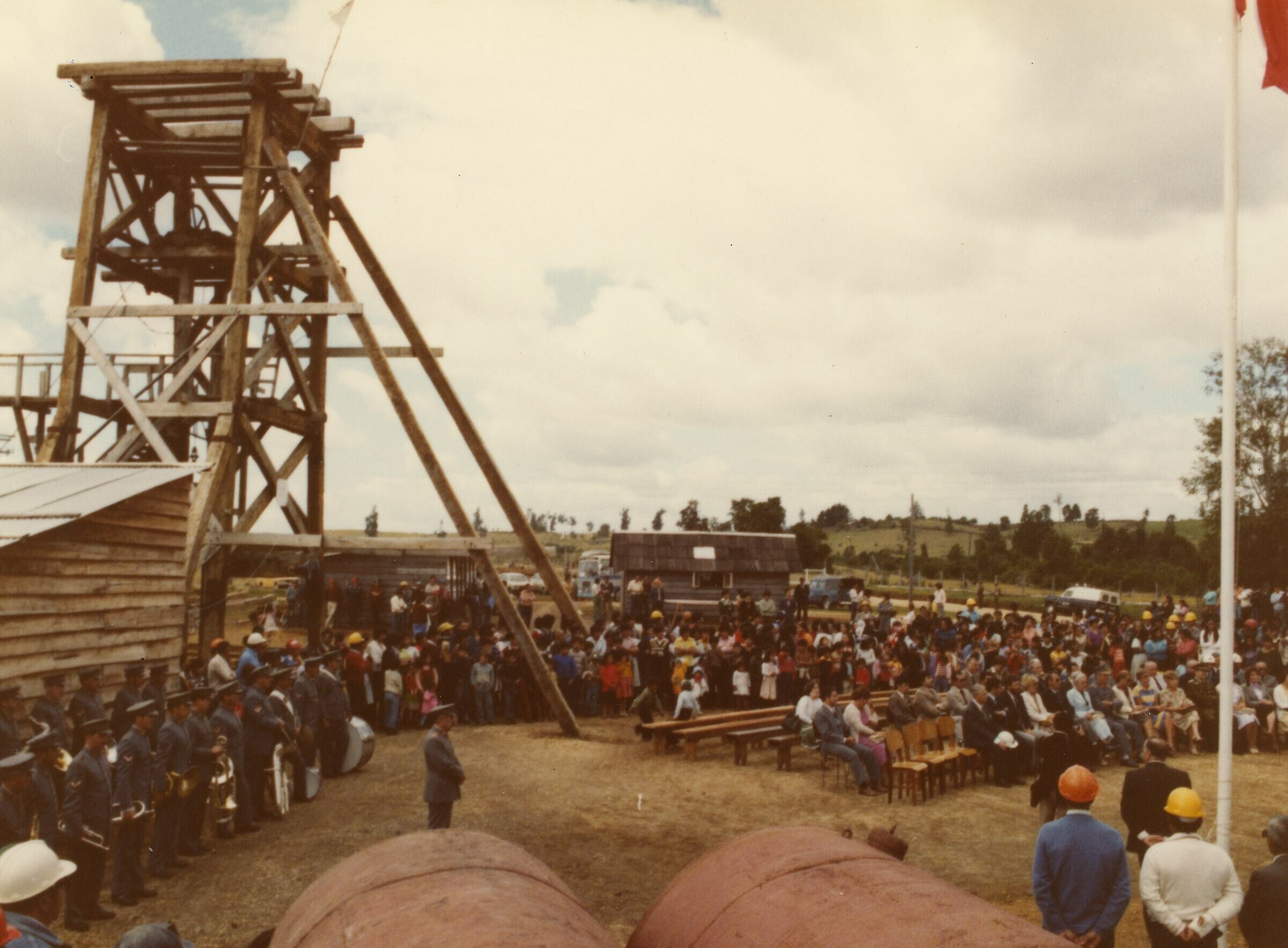 plano general de un grupo numeroso de mineros, hombres, mujeres, autoridades y un grupo musical no identificado, reunidos durante un homenaje realizado en las dependencias de la Compañía carbonífera San Pedro de Catamutún