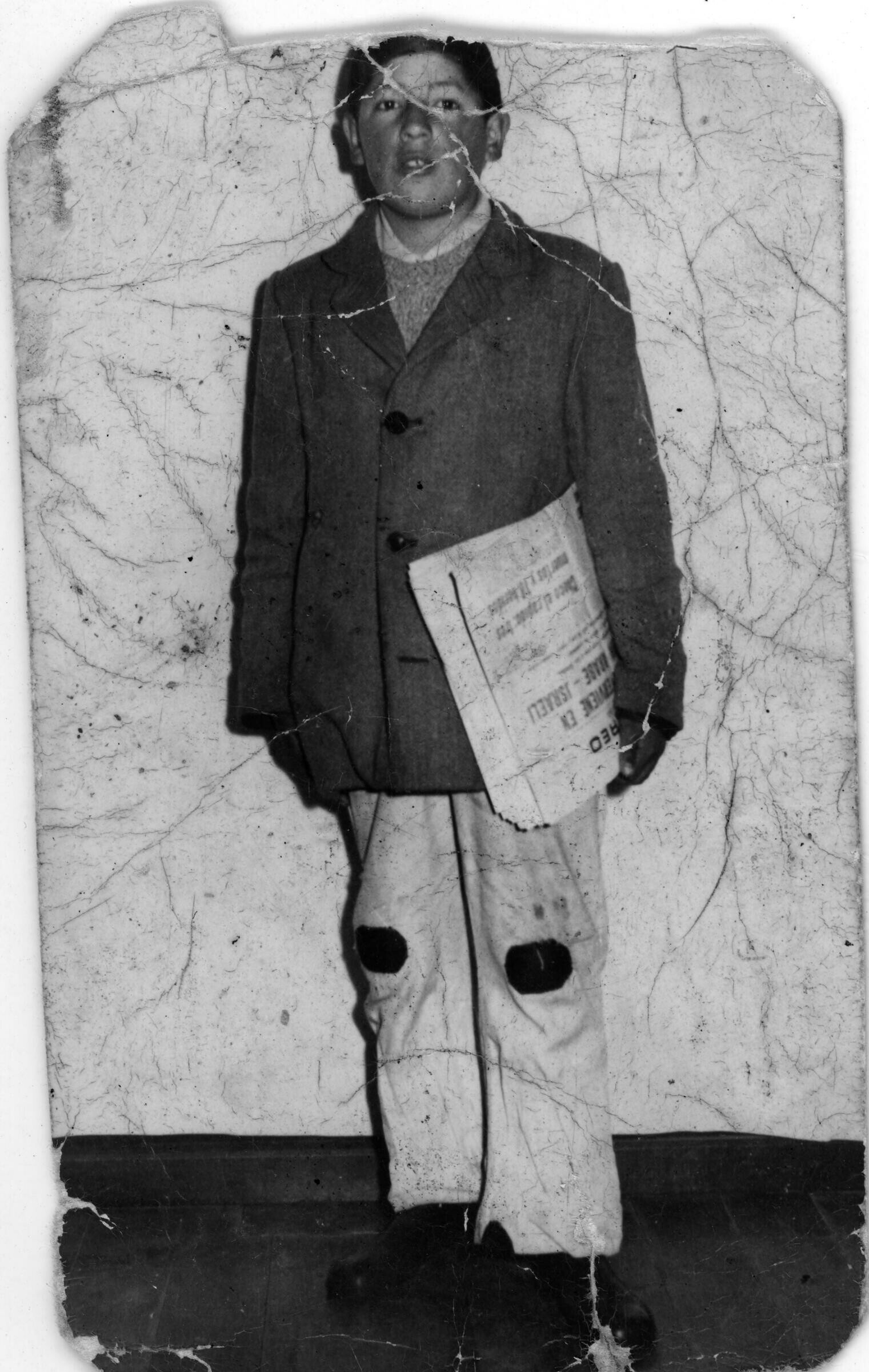 Retrato de Guillermo Barrientos cuando era un niño de 13 años y trabajaba como repartidor de periódicos. La fotografía fue tomada en el estudio de Tulio Pérez.
